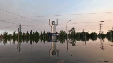 Kherson kasabasındaki sokakları su basmıştı. Arka planda güzel bir günbatımı vardı. Novaya Kakhovka kentindeki Dnipro nehrinde baraj patlaması. Kakhovka Hidroelektrik Santralinin patlamasının sonuçları.
