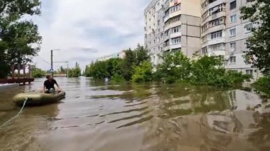 Hidroelektrik santrali patladıktan sonra hayvanları ve insanları tahliye etmek için gönüllü yelken açın. Novaya Kakhovka kentindeki Dnipro nehrindeki baraj patlaması sonucu Kherson 'da sel baskını.