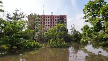 Novaya Kakhovka kentindeki Dnipro nehrindeki barajın patlaması sonucu Kherson kasabasında sel baskını meydana geldi. Kakhovka Hidroelektrik Santrali 'nin patlamasının sonuçları. Ukrayna 'da Savaş.