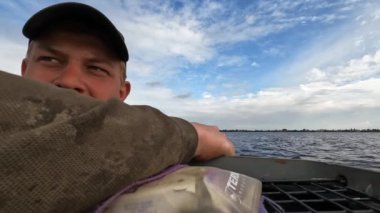 Hidroelektrik santralinin patlamasından bu yana, hayvanları ve insanları tahliye ettikten sonra, yorgun ve genç gönüllü olarak tekneye bindi. Dnipro Nehri 'ndeki baraj patlaması sonucu Kherson' da sel baskını.