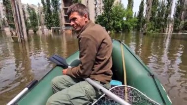 Hidroelektrik santrali patladıktan sonra hayvanları ve insanları tahliye etmek için gönüllü yelken açın. Novaya Kakhovka kentindeki Dnipro nehrindeki baraj patlaması sonucu Kherson 'da sel baskını.