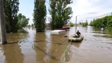 Hidroelektrik santrali patladıktan sonra hayvanları ve insanları tahliye etmek için gönüllü yelken açın. Novaya Kakhovka kentindeki Dnipro nehrindeki baraj patlaması sonucu Kherson 'da sel baskını.