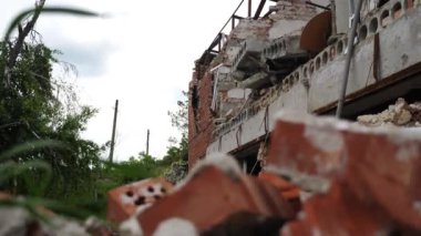 Harkivska Oblastı 'ndaki yıkılan binalara bakın. Rus ordusunun Ukrayna topraklarına düzenlediği bombalı saldırılardan sonra yıkılmış evler. Rusya 'nın Ukrayna' yı istila etmesinin sonuçları. Yavaş çekim
