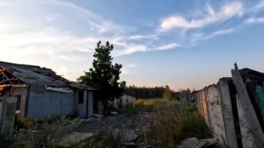 Arabadan Donbass 'taki yıkık dökük binalara kadar görüntüler. Rus ordusunun Ukrayna topraklarına düzenlediği bombalı saldırılardan sonra yıkılmış evler. Rusya 'nın Ukrayna' yı istila etmesinin sonuçları. Yavaş çekim
