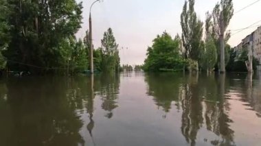 Novaya Kakhovka kentindeki Dnipro nehrindeki barajın patlaması sonucu Kherson kasabasında sel baskını meydana geldi. Kakhovka Hidroelektrik Santrali 'nin patlamasının sonuçları. Ukrayna 'da Savaş.