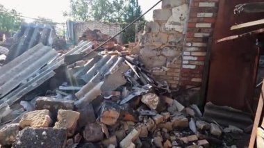 Donbass 'taki yıkılmış konut binasına bakın. Rus ordusunun Ukrayna topraklarına düzenlediği bombalı saldırılardan sonra yıkılmış bir ev. Rusya 'nın Ukrayna' yı istila etmesinin sonuçları. Yavaş çekim