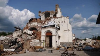 Harkivska Oblastı 'ndaki yıkılmış kiliseye bakın. Rus ordusunun Ukrayna topraklarına düzenlediği bombalı saldırılardan sonra yıkılmış. Rusya 'nın Ukrayna' yı istila etmesinin sonuçları. Yavaş çekim