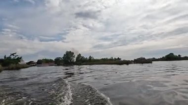 Gönüllü yelken açıyor ve Kherson 'daki patlamadan sonra büyük kara duman bulutlarının yükseldiğini gösteriyor. Novaya Kakhovka kentindeki Dnipro nehrindeki baraj patlaması sonucu kentte sel baskını.