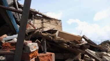 Harkivska Oblastı 'ndaki yıkılan binalara bakın. Rus ordusunun Ukrayna topraklarına düzenlediği bombalı saldırılardan sonra yıkılmış evler. Rusya 'nın Ukrayna' yı istila etmesinin sonuçları. Yavaş çekim