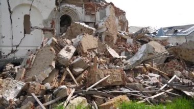 Harkivska Oblastı 'ndaki yıkılmış kiliseye bakın. Rus ordusunun Ukrayna topraklarına düzenlediği bombalı saldırılardan sonra yıkılmış. Rusya 'nın Ukrayna' yı istila etmesinin sonuçları. Yavaş çekim