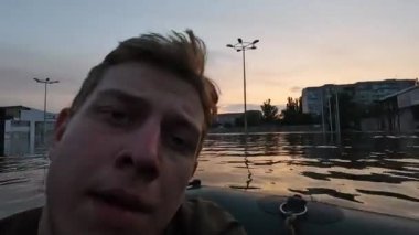 Gönüllü yelken aç ve hidroelektrik santralinin patlamasının sonuçlarını göster. Novaya Kakhovka kentindeki Dnipro nehrindeki baraj patlaması sonucu Kherson 'da sel baskını.