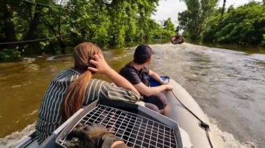 Hidroelektrik santrali patladıktan sonra hayvanları ve insanları tahliye etmek için gönüllüler tekneye biniyor. Novaya Kakhovka kentindeki Dnipro nehrindeki baraj patlaması sonucu Kherson 'da sel baskını.