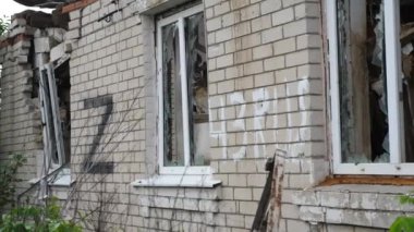 Harkivska Oblastı 'ndaki yıkılan binalara bakın. Rus ordusunun Ukrayna topraklarına düzenlediği bombalı saldırılardan sonra yıkılmış evler. Rusya 'nın Ukrayna' yı istila etmesinin sonuçları. Yavaş çekim