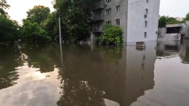 Novaya Kakhovka kentindeki Dnipro nehrindeki barajın patlaması sonucu Kherson kasabasında sel baskını meydana geldi. Kakhovka Hidroelektrik Santrali 'nin patlamasının sonuçları. Ukrayna 'da Savaş.