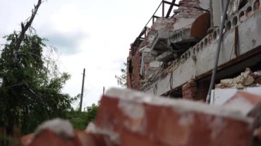 Harkivska Oblastı 'ndaki yıkılan binalara bakın. Rus ordusunun Ukrayna topraklarına düzenlediği bombalı saldırılardan sonra yıkılmış evler. Rusya 'nın Ukrayna' yı istila etmesinin sonuçları. Yavaş çekim