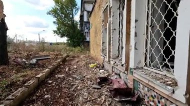 Donbass 'taki yıkılmış konut binasına bakın. Rus ordusunun Ukrayna topraklarına düzenlediği bombalı saldırılardan sonra yıkılmış bir ev. Rusya 'nın Ukrayna' yı istila etmesinin sonuçları. Yavaş çekim