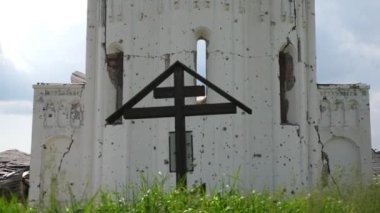 Harkivska Oblastı 'ndaki yıkılmış kiliseye bakın. Rus ordusunun Ukrayna topraklarına düzenlediği bombalı saldırılardan sonra yıkılmış. Rusya 'nın Ukrayna' yı istila etmesinin sonuçları. Yavaş çekim