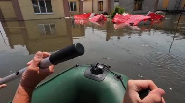 Hidroelektrik santrali patladıktan sonra kürek çeken gönüllülerin erkek elleri. Novaya Kakhovka kentindeki Dnipro nehrindeki baraj patlaması sonucu Kherson 'da sel baskını.