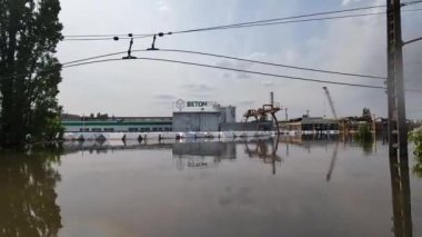 Novaya Kakhovka kentindeki Dnipro nehrindeki barajın patlaması sonucu Kherson kasabasında sel baskını meydana geldi. Kakhovka Hidroelektrik Santrali 'nin patlamasının sonuçları. Ukrayna 'da Savaş.