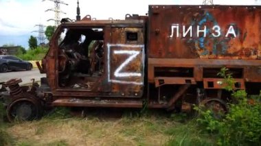 Ukrayna bölgesinde paslı ve yanmış zırhlı araçlar. Rus ordusunun imha edilmiş askeri teçhizatlarının sergilenmesi. Ukrayna ve Rusya arasındaki savaş. Yavaşla.