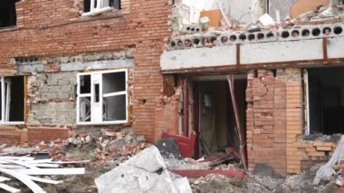 Harkivska Oblastı 'ndaki yıkılan binalara bakın. Rus ordusunun Ukrayna topraklarına düzenlediği bombalı saldırılardan sonra yıkılmış evler. Rusya 'nın Ukrayna' yı istila etmesinin sonuçları. Yavaş çekim