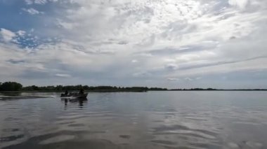 Hidroelektrik santrali patladıktan sonra hayvanları ve insanları tahliye etmek için gönüllüler tekneye biniyor. Novaya Kakhovka kentindeki Dnipro nehrindeki baraj patlaması sonucu Kherson 'da sel baskını.