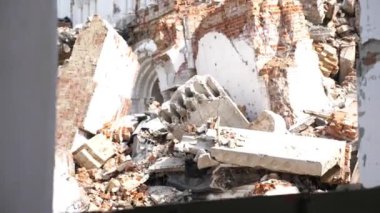 Harkivska Oblastı 'ndaki yıkılmış kiliseye bakın. Rus ordusunun Ukrayna topraklarına düzenlediği bombalı saldırılardan sonra yıkılmış. Rusya 'nın Ukrayna' yı istila etmesinin sonuçları. Yavaş çekim