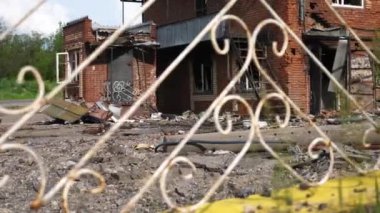 Harkivska Oblastı 'ndaki yıkılan binalara bakın. Rus ordusunun Ukrayna topraklarına düzenlediği bombalı saldırılardan sonra yıkılmış evler. Rusya 'nın Ukrayna' yı istila etmesinin sonuçları. Yavaş çekim
