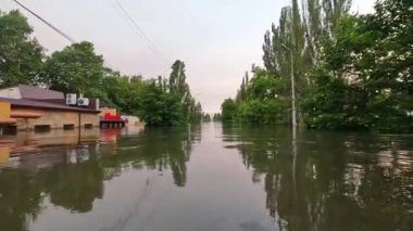 Novaya Kakhovka kentindeki Dnipro nehrindeki barajın patlaması sonucu Kherson kasabasında sel baskını meydana geldi. Kakhovka Hidroelektrik Santrali 'nin patlamasının sonuçları. Ukrayna 'da Savaş.