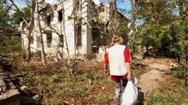Donbass 'taki yıkılmış konut binasına bakın. Rus ordusunun Ukrayna topraklarına düzenlediği bombalı saldırılardan sonra yıkılmış bir ev. Rusya 'nın Ukrayna' yı istila etmesinin sonuçları. Yavaş çekim