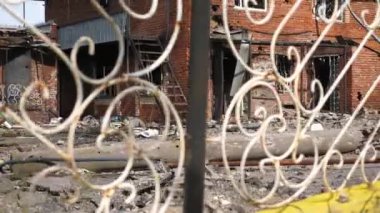 Harkivska Oblastı 'ndaki yıkılan binalara bakın. Rus ordusunun Ukrayna topraklarına düzenlediği bombalı saldırılardan sonra yıkılmış evler. Rusya 'nın Ukrayna' yı istila etmesinin sonuçları. Yavaş çekim