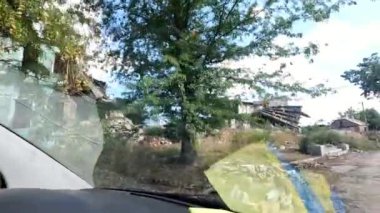 Arabadan Donbass 'taki yıkık dökük binalara kadar görüntüler. Rus ordusunun Ukrayna topraklarına düzenlediği bombalı saldırılardan sonra yıkılmış evler. Rusya 'nın Ukrayna' yı istila etmesinin sonuçları. Yavaş çekim