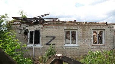 Harkivska Oblastı 'ndaki yıkılan binalara bakın. Rus ordusunun Ukrayna topraklarına düzenlediği bombalı saldırılardan sonra yıkılmış evler. Rusya 'nın Ukrayna' yı istila etmesinin sonuçları. Yavaş çekim