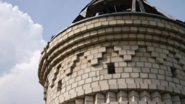 Harkivska Oblastı 'ndaki yıkılmış kiliseye bakın. Rus ordusunun Ukrayna topraklarına düzenlediği bombalı saldırılardan sonra yıkılmış. Rusya 'nın Ukrayna' yı istila etmesinin sonuçları. Yavaş çekim