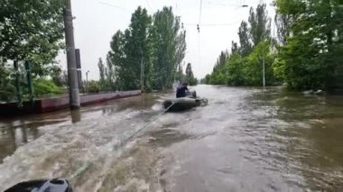 Hidroelektrik santrali patladıktan sonra hayvanları ve insanları tahliye etmek için gönüllüler tekneye biniyor. Novaya Kakhovka kentindeki Dnipro nehrindeki baraj patlaması sonucu Kherson 'da sel baskını.