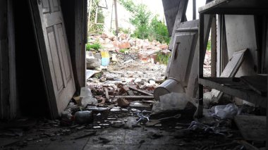 Harkivska Oblastı 'ndaki yıkılan binalara bakın. Rus ordusunun Ukrayna topraklarına düzenlediği bombalı saldırılardan sonra yıkılmış evler. Rusya 'nın Ukrayna' yı istila etmesinin sonuçları. Yavaş çekim