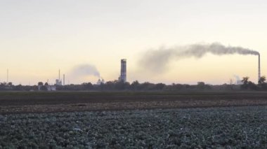 Termik santralin bacasından ağır gri duman dökülüyor. Sanayi fabrikasından atmosfere yayılan karbondioksit. Çevre kirliliği sorunu kavramı.