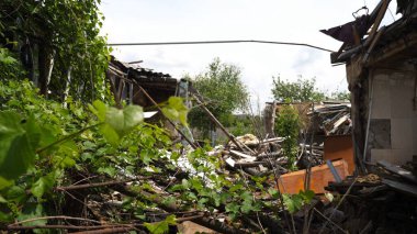 Harkivska Oblastı 'ndaki yıkılan binalara bakın. Rus ordusunun Ukrayna topraklarına düzenlediği bombalı saldırılardan sonra yıkılmış evler. Rusya 'nın Ukrayna' yı istila etmesinin sonuçları. Yavaş çekim