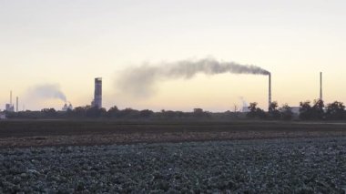 Termik santralin bacasından ağır gri duman dökülüyor. Sanayi fabrikasından atmosfere yayılan karbondioksit. Çevre kirliliği sorunu kavramı.