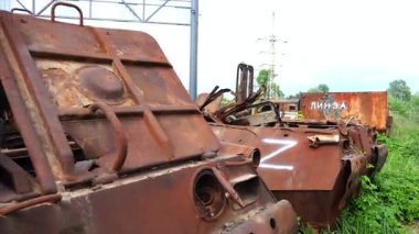 Ukrayna bölgesinde paslı ve yanmış zırhlı araçlar. Rus ordusunun imha edilmiş askeri teçhizatlarının sergilenmesi. Ukrayna ve Rusya arasındaki savaş. Yavaşla.