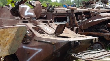 Ukrayna bölgesinde paslı ve yanmış zırhlı araçlar. Rus ordusunun imha edilmiş askeri teçhizatlarının sergilenmesi. Ukrayna ve Rusya arasındaki savaş. Yavaşla.