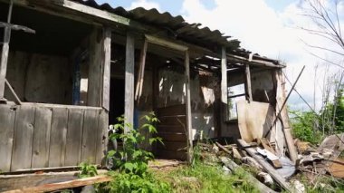 Harkivska Oblastı 'ndaki yıkılan binalara bakın. Rus ordusunun Ukrayna topraklarına düzenlediği bombalı saldırılardan sonra yıkılmış evler. Rusya 'nın Ukrayna' yı istila etmesinin sonuçları. Yavaş çekim
