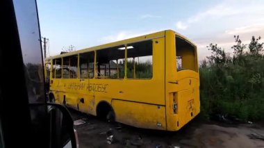 Donbass 'ta araba kullanmaktan, okul otobüsüne kadar her yeri gezdim. Rus ordusunun Ukrayna topraklarına düzenlediği bombalı saldırılardan sonra yıkılmış. Rusya 'nın Ukrayna' yı istila etmesinin sonuçları. Yavaş çekim