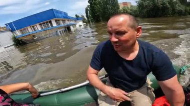 Hidroelektrik santrali patladıktan sonra hayvanları ve insanları tahliye etmek için gönüllüler tekneye biniyor. Novaya Kakhovka kentindeki Dnipro nehrindeki baraj patlaması sonucu Kherson 'da sel baskını.
