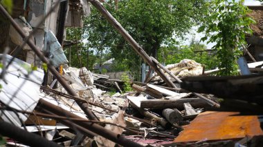 Harkivska Oblastı 'ndaki yıkılan binalara bakın. Rus ordusunun Ukrayna topraklarına düzenlediği bombalı saldırılardan sonra yıkılmış evler. Rusya 'nın Ukrayna' yı istila etmesinin sonuçları. Yavaş çekim