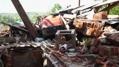 Harkivska Oblastı 'ndaki yıkılan binalara bakın. Rus ordusunun Ukrayna topraklarına düzenlediği bombalı saldırılardan sonra yıkılmış evler. Rusya 'nın Ukrayna' yı istila etmesinin sonuçları. Yavaş çekim