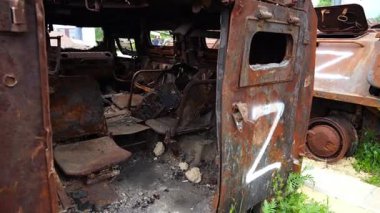 Rus ordusunun imha edilmiş askeri teçhizatlarının sergilenmesi. Ukrayna bölgesinde paslı ve yanmış zırhlı araçlar. Ukrayna ve Rusya arasındaki savaş. Yavaşla.