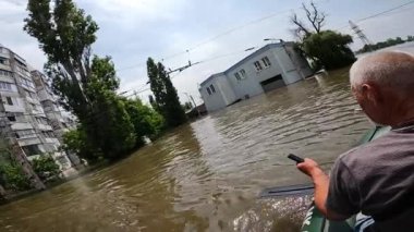 Kakhovka Hidroelektrik Santrali 'nin patlamasından sonra gönüllülerin insanları tekneye bindirmesi. Novaya Kakhovka kentindeki Dnipro nehrindeki baraj patlaması sonucu Kherson kasabasında sel baskını.