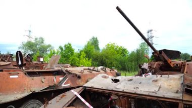 Rus ordusunun imha edilmiş askeri teçhizatlarının sergilenmesi. Ukrayna bölgesinde paslı ve yanmış zırhlı araçlar. Ukrayna ve Rusya arasındaki savaş. Yavaşla.