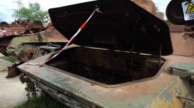 Ukrayna bölgesinde paslı ve yanmış zırhlı araçlar. Rus ordusunun imha edilmiş askeri teçhizatlarının sergilenmesi. Ukrayna ve Rusya arasındaki savaş. Yavaşla.